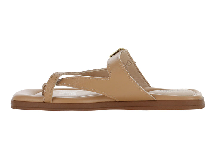 Sandalia plana de color tan con correa ajustable y hebilla dorada para mujer.