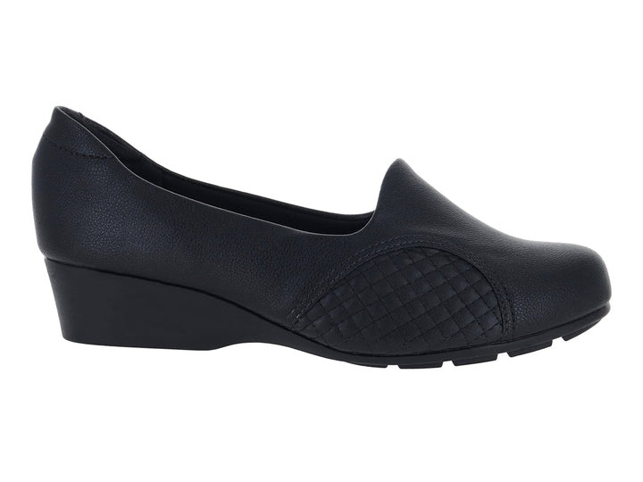 Zapato negro de mujer marca Modare con tacón bajo y detalle acolchado en la parte frontal.