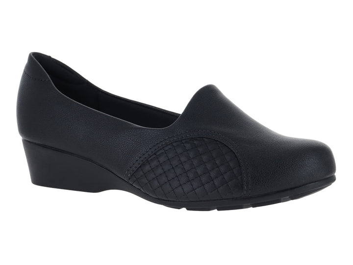 Zapato negro de mujer marca Modare con tacón bajo y detalle acolchado en la parte frontal.