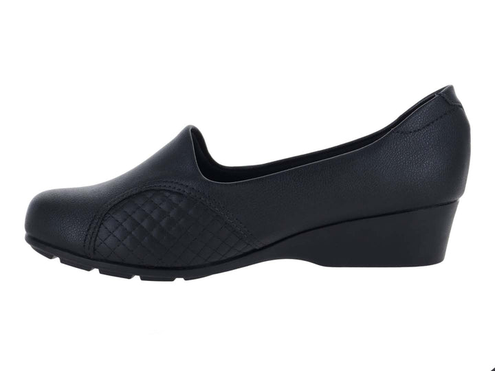 Zapato negro de mujer marca Modare con tacón bajo y detalle acolchado en la parte frontal.