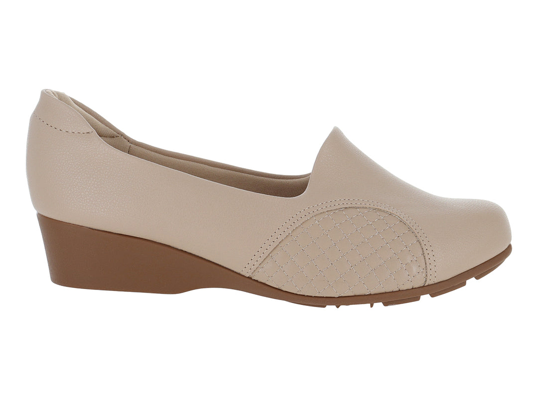 Zapato de cuña para Mujer en color beige con punta cerrada y suela marrón.