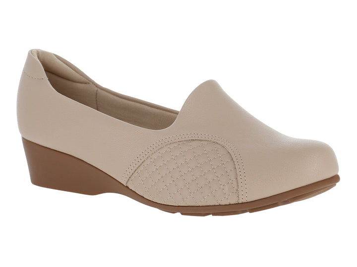 Zapato de cuña para Mujer en color beige con punta cerrada y suela marrón.