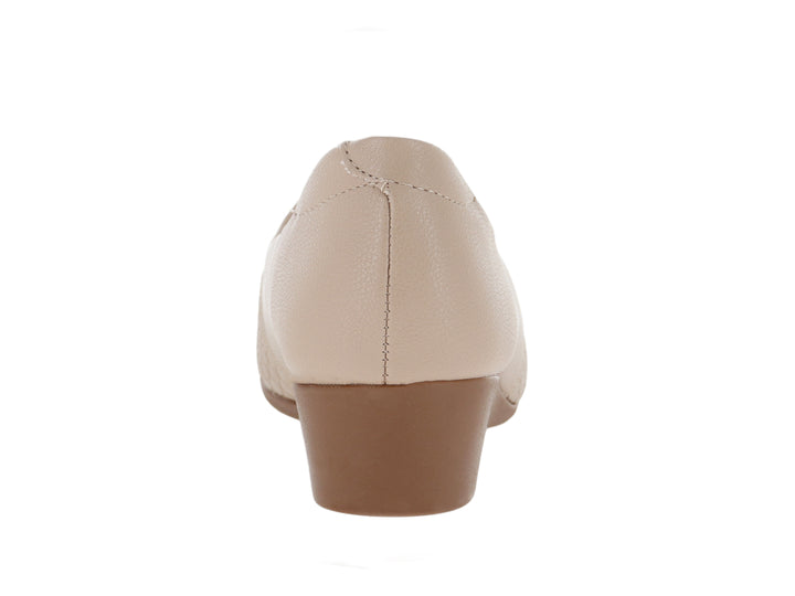 Zapato de cuña para Mujer en color beige con punta cerrada y suela marrón.