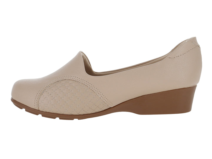 Zapato de cuña para Mujer en color beige con punta cerrada y suela marrón.