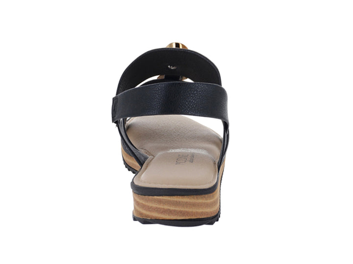Sandalia Modare color negro con tiras transversales y un adorno ovalado en tonos marrón y dorado.