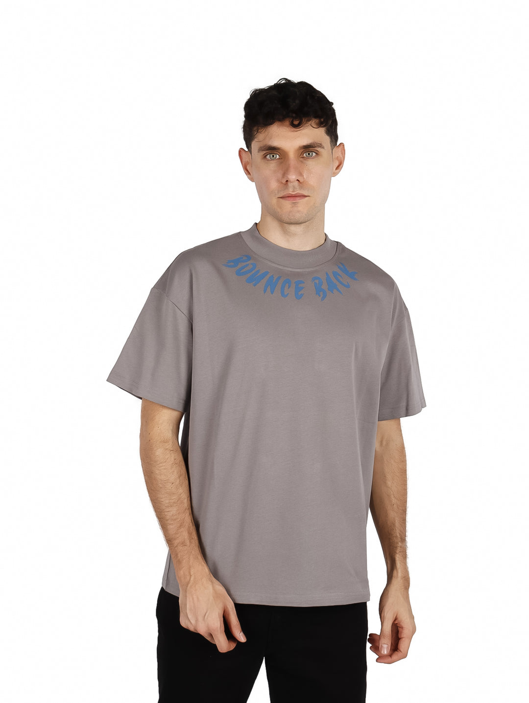 Hombre vistiendo playera gris de manga corta con texto azul 'BOUNCE BACK' en el pecho.