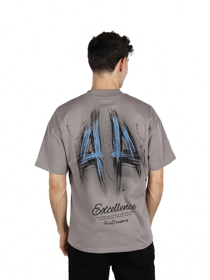 Hombre vistiendo playera gris de manga corta con texto azul &