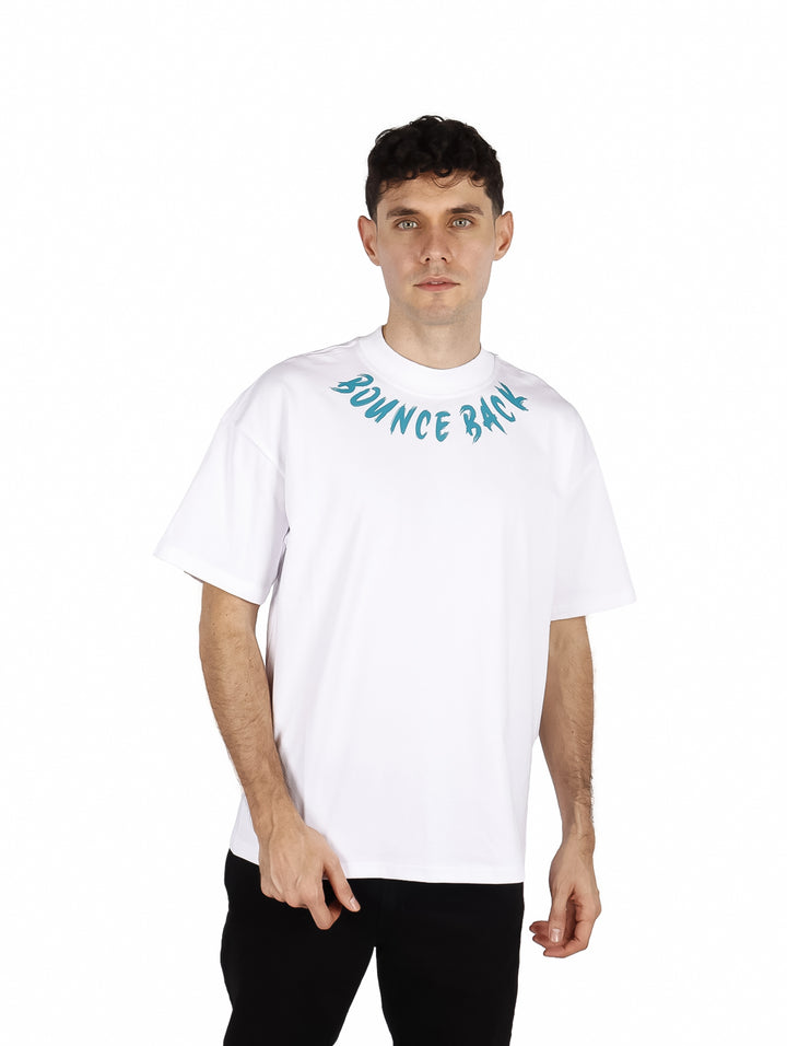 Hombre vistiendo playera blanca de manga corta con texto &