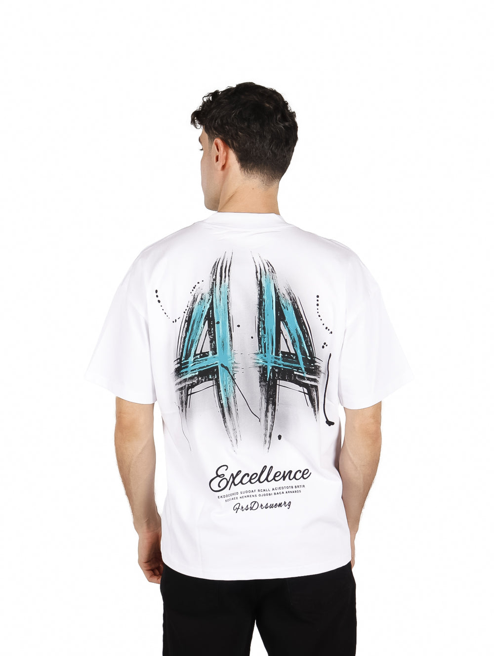 Hombre vistiendo playera blanca de manga corta con texto 'BOUNCE BACK' en el pecho.