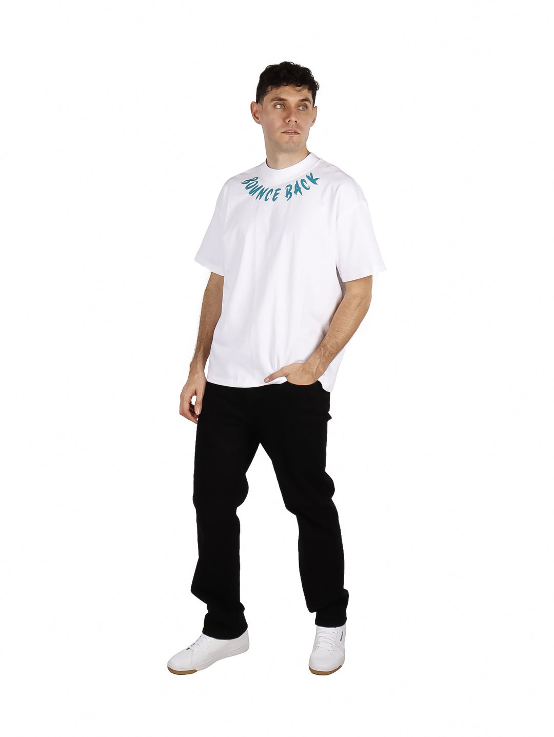 Hombre vistiendo playera blanca de manga corta con texto &