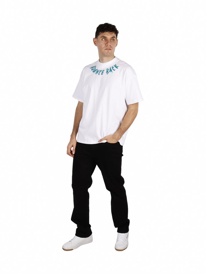 Hombre vistiendo playera blanca de manga corta con texto &
