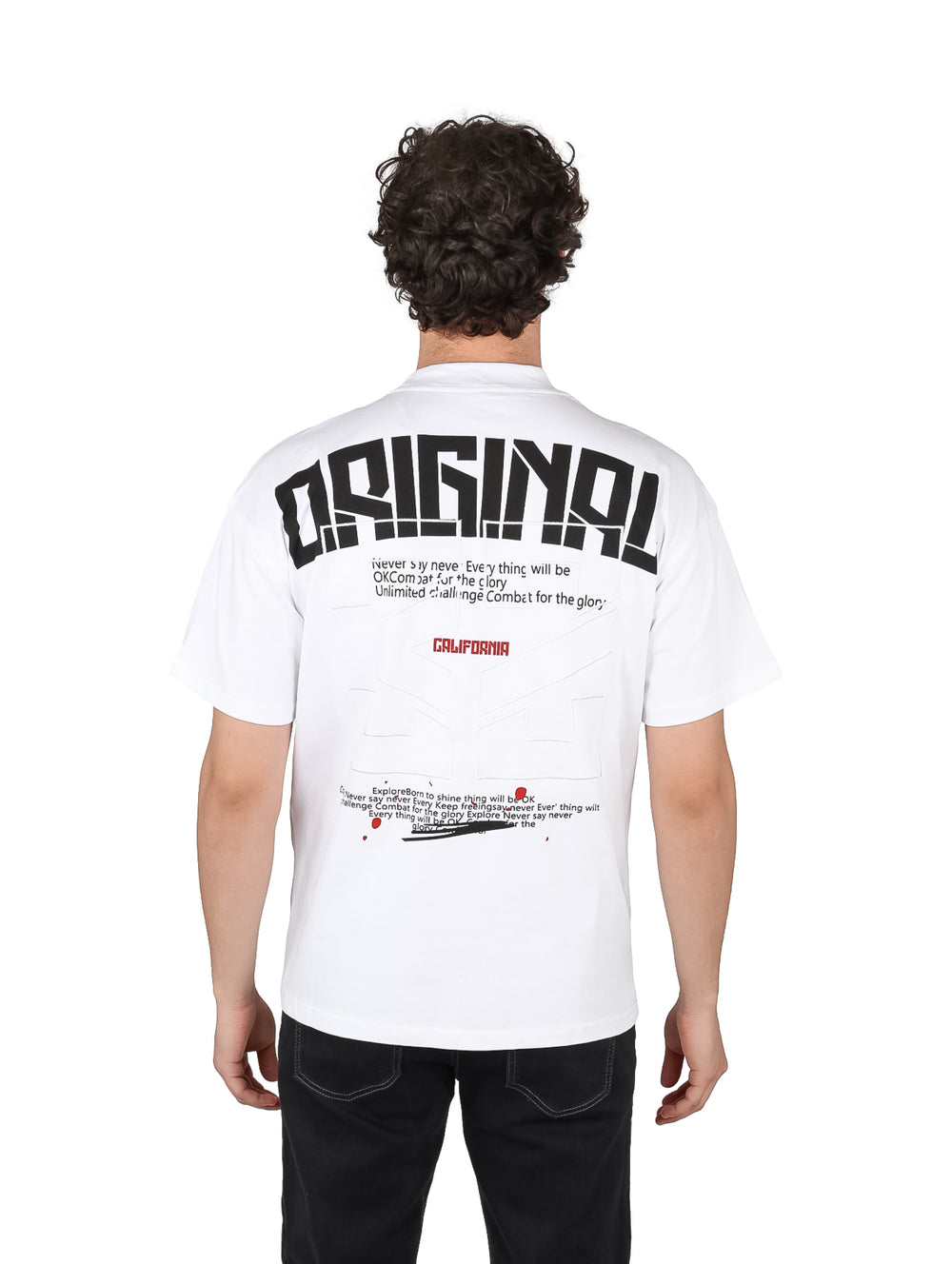 Hombre vistiendo playera blanca oversize de manga corta con estampado en el pecho.