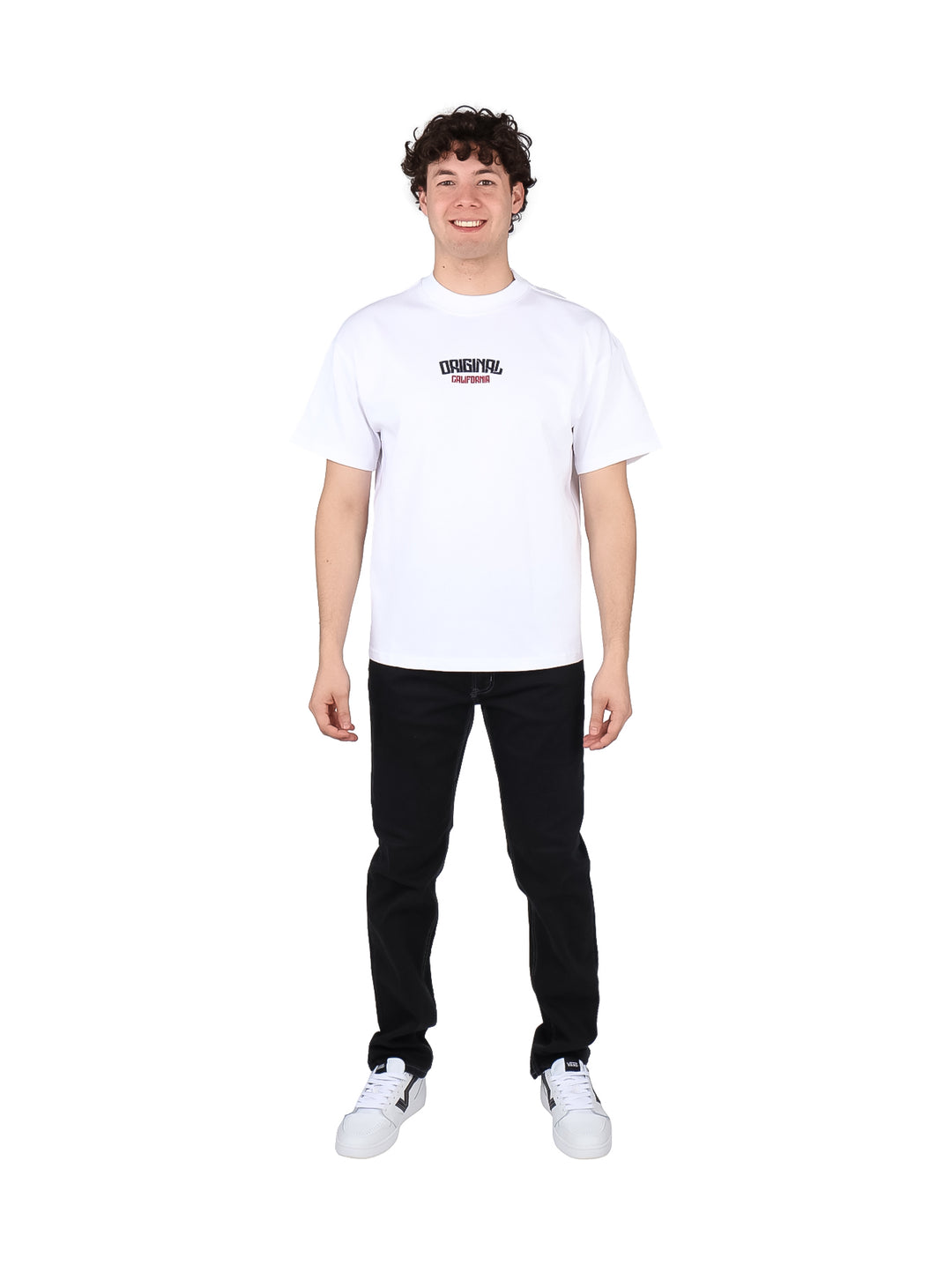 Hombre vistiendo playera blanca oversize de manga corta con estampado en el pecho.