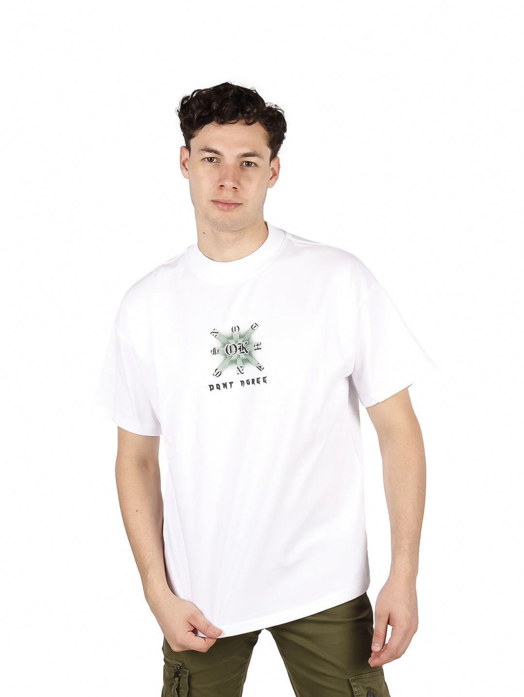 Hombre vistiendo playera blanca oversize de manga corta con estampado gráfico en el pecho.