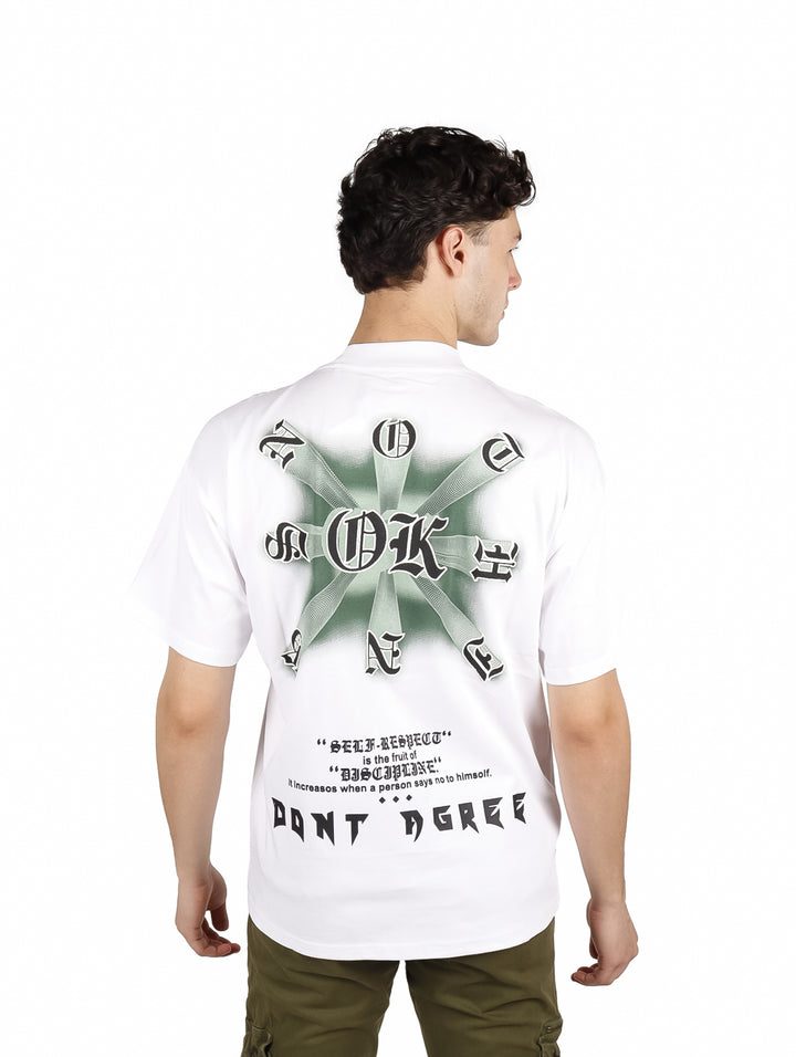 Hombre vistiendo playera blanca oversize de manga corta con estampado gráfico en el pecho.