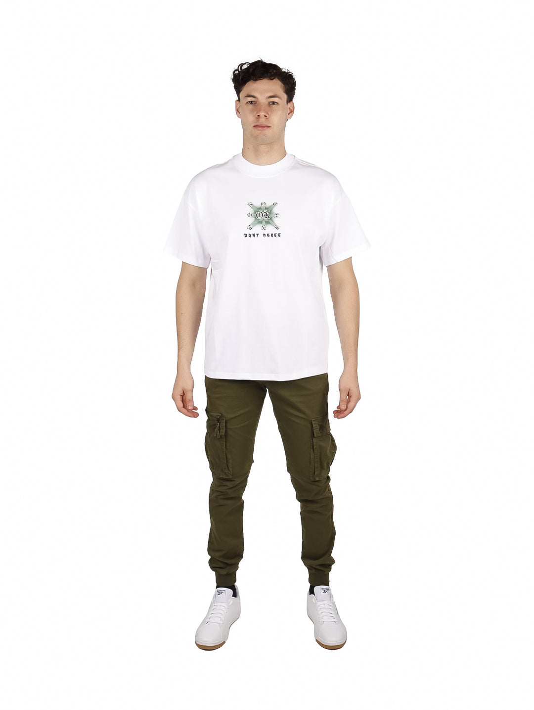 Hombre vistiendo playera blanca oversize de manga corta con estampado gráfico en el pecho.