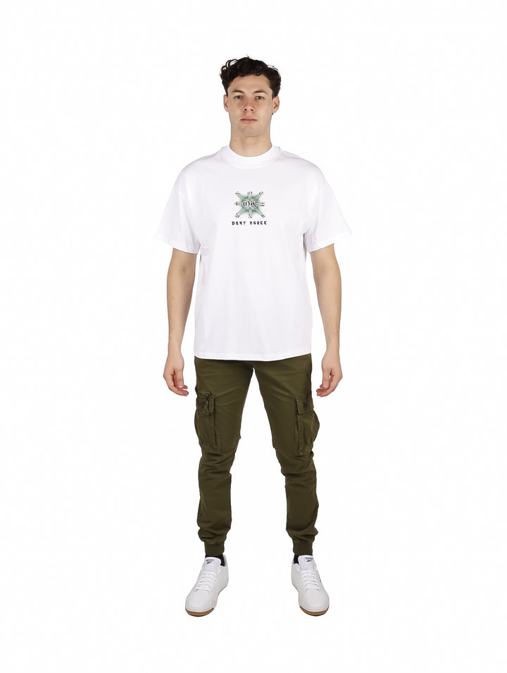 Hombre vistiendo playera blanca oversize de manga corta con estampado gráfico en el pecho.
