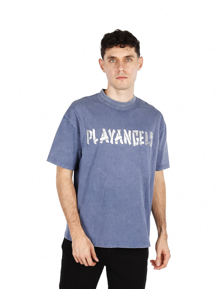 Hombre vistiendo playera oversize color azul cielo con texto frontal PLAYANGELS.