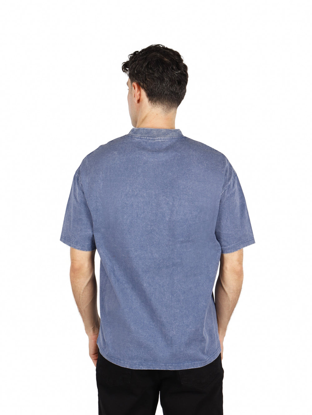 Hombre vistiendo playera oversize color azul cielo con texto frontal PLAYANGELS.