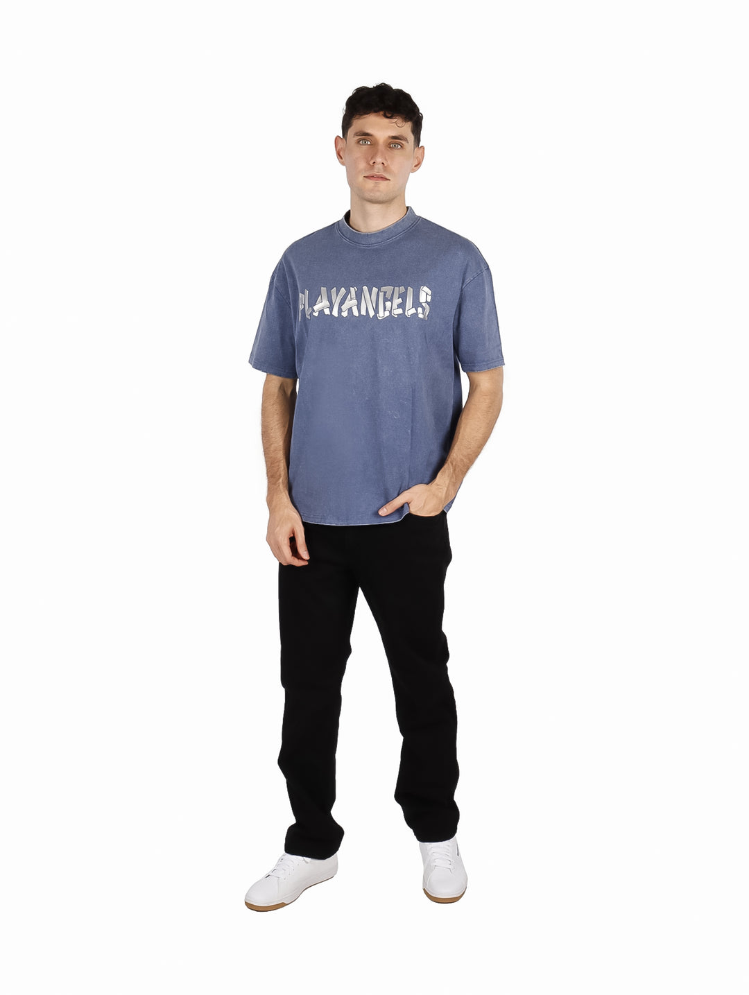 Hombre vistiendo playera oversize color azul cielo con texto frontal PLAYANGELS.