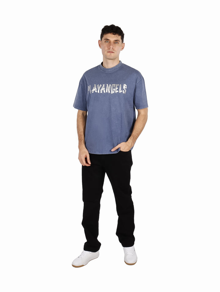 Hombre vistiendo playera oversize color azul cielo con texto frontal PLAYANGELS.
