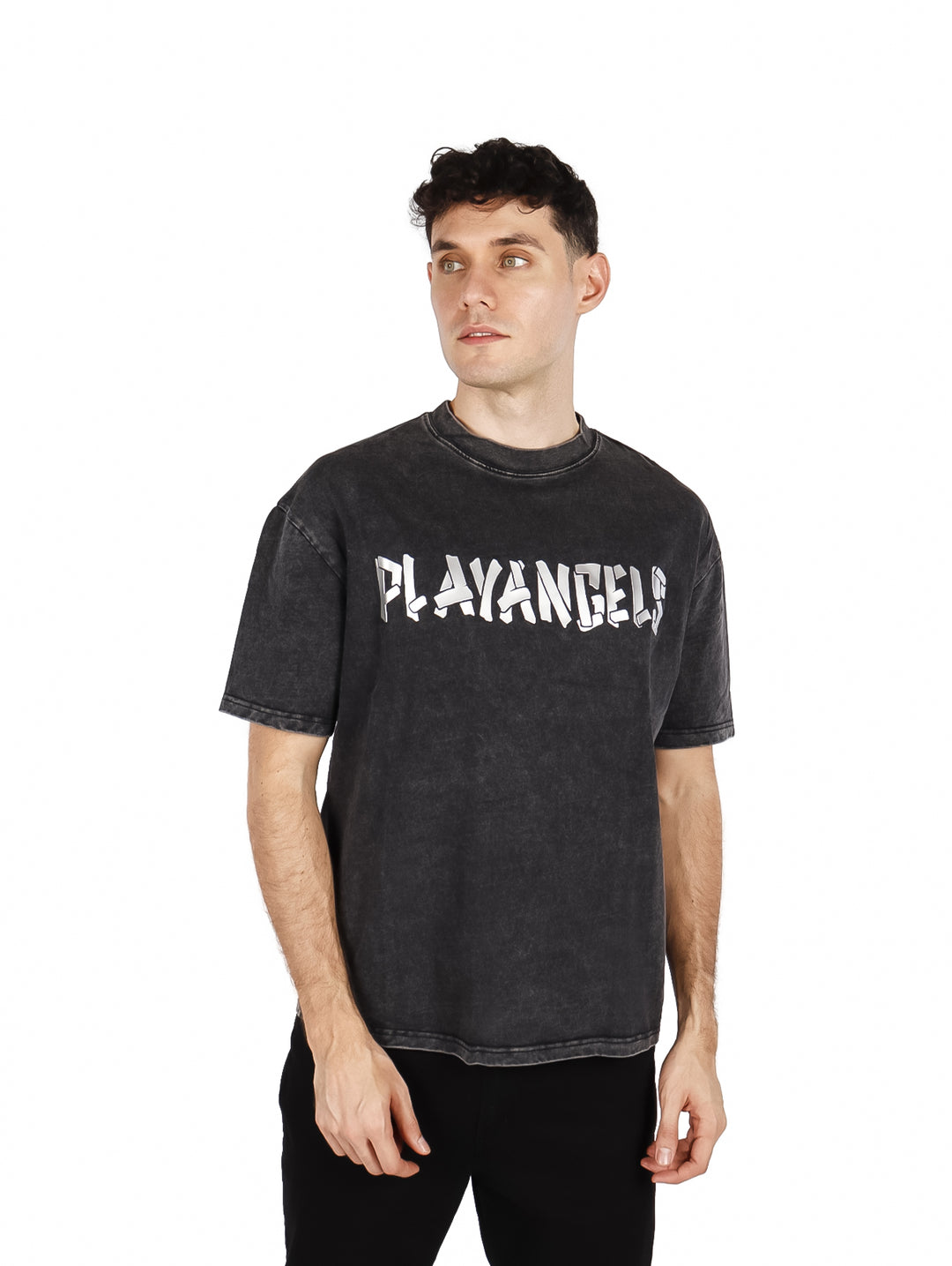 Hombre vistiendo playera oversize color negro con estampado frontal blanco.