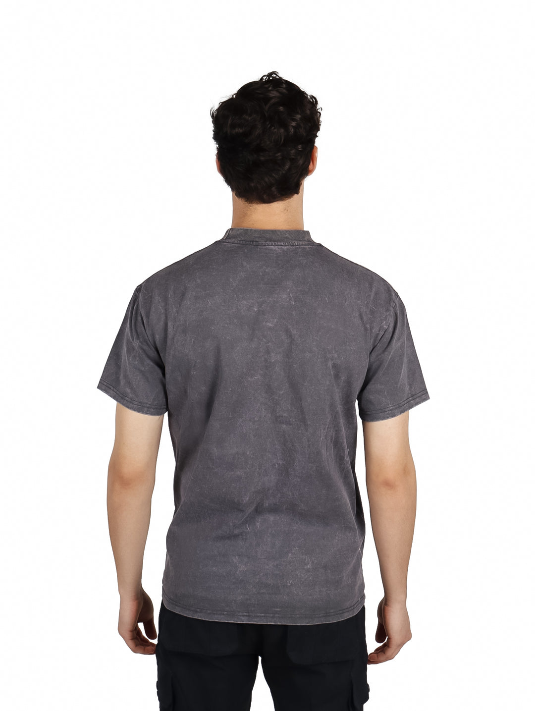Hombre vistiendo playera color gris oxford con estampados coloridos en el pecho.