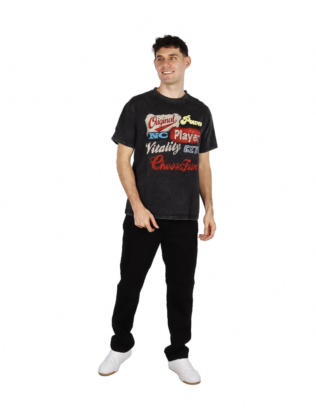 Hombre vistiendo playera oversize color negro con estampado colorido en el pecho.