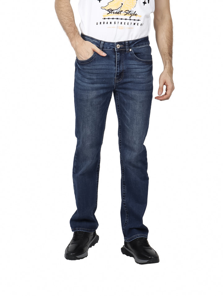 Hombre vistiendo pantalones jeans rectos de color índigo.