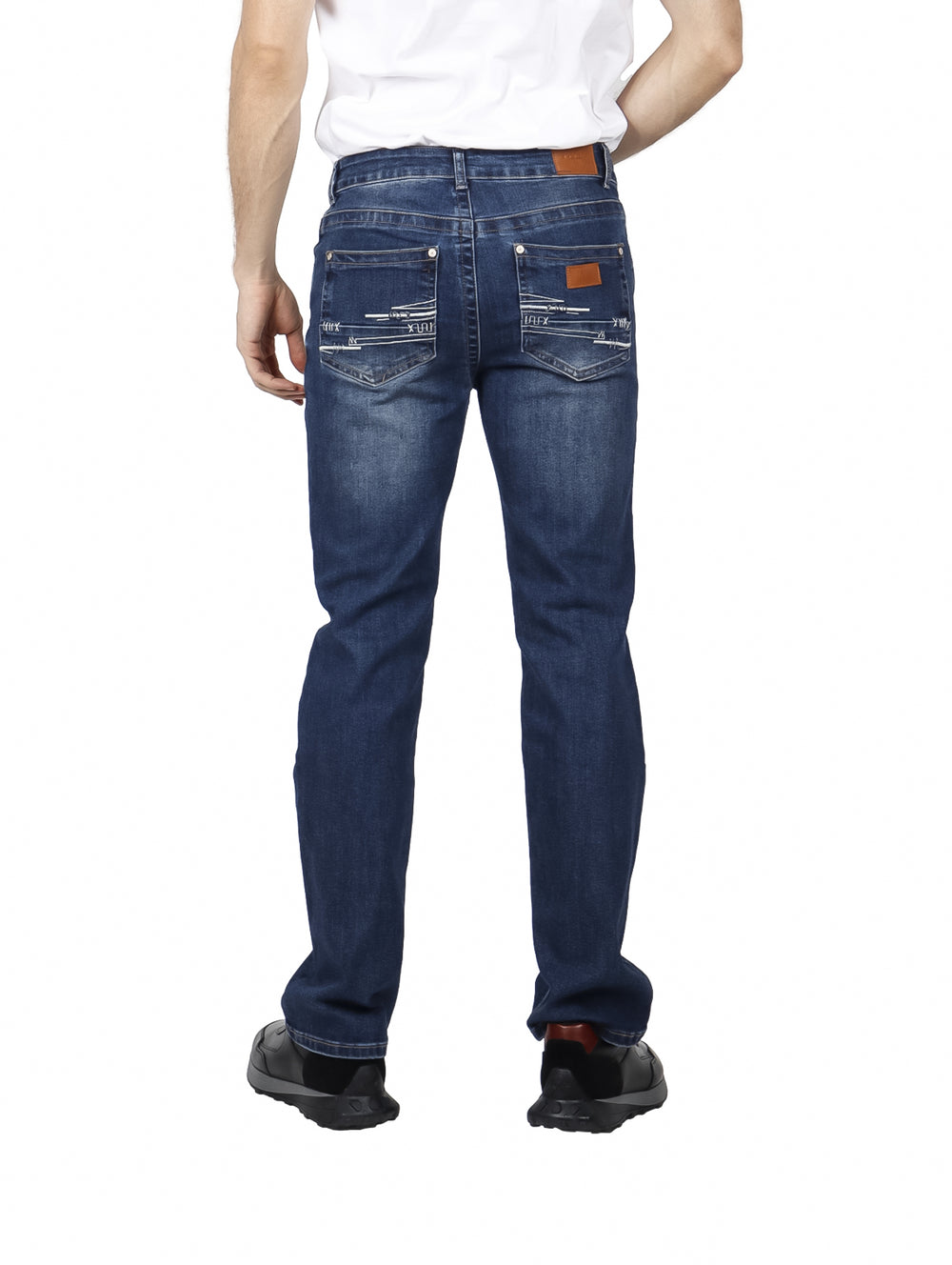Hombre vistiendo pantalones jeans rectos de color índigo.