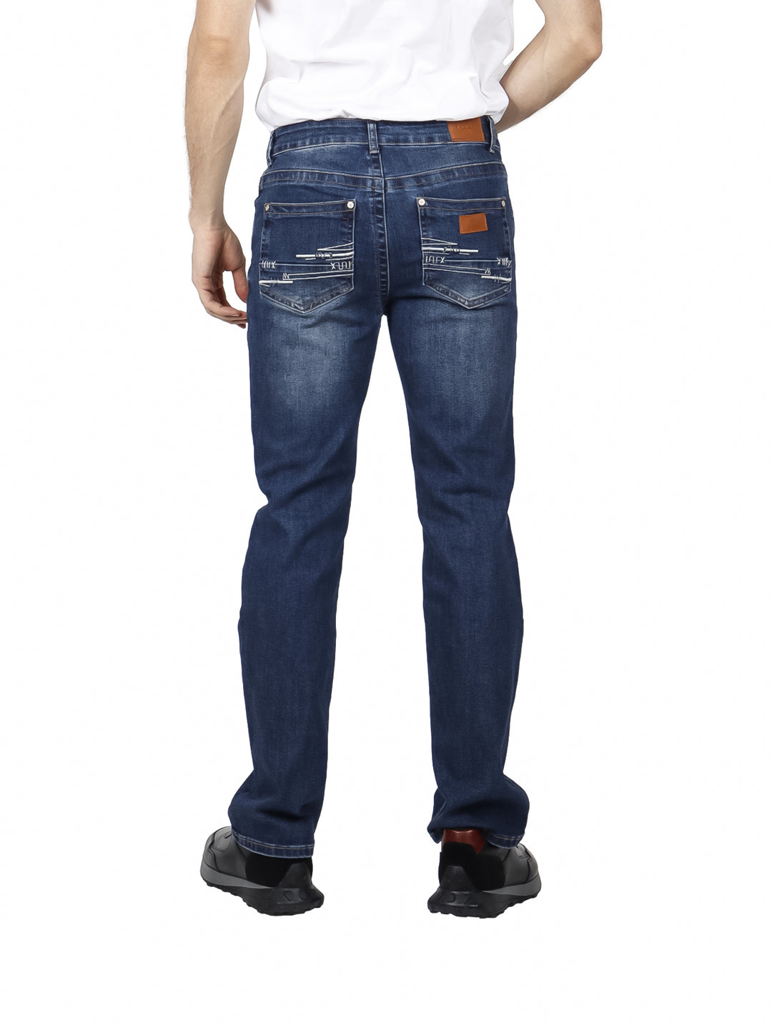 Hombre vistiendo pantalones jeans rectos de color índigo.