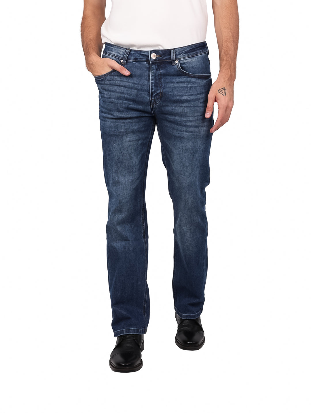 Hombre vistiendo pantalones jeans rectos en color azul indigo.