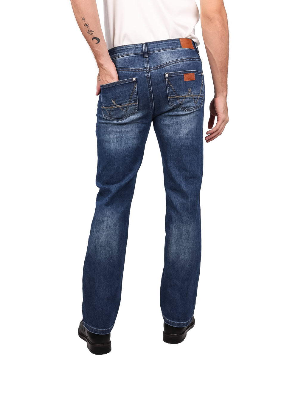 Hombre vistiendo pantalones jeans rectos en color azul indigo.
