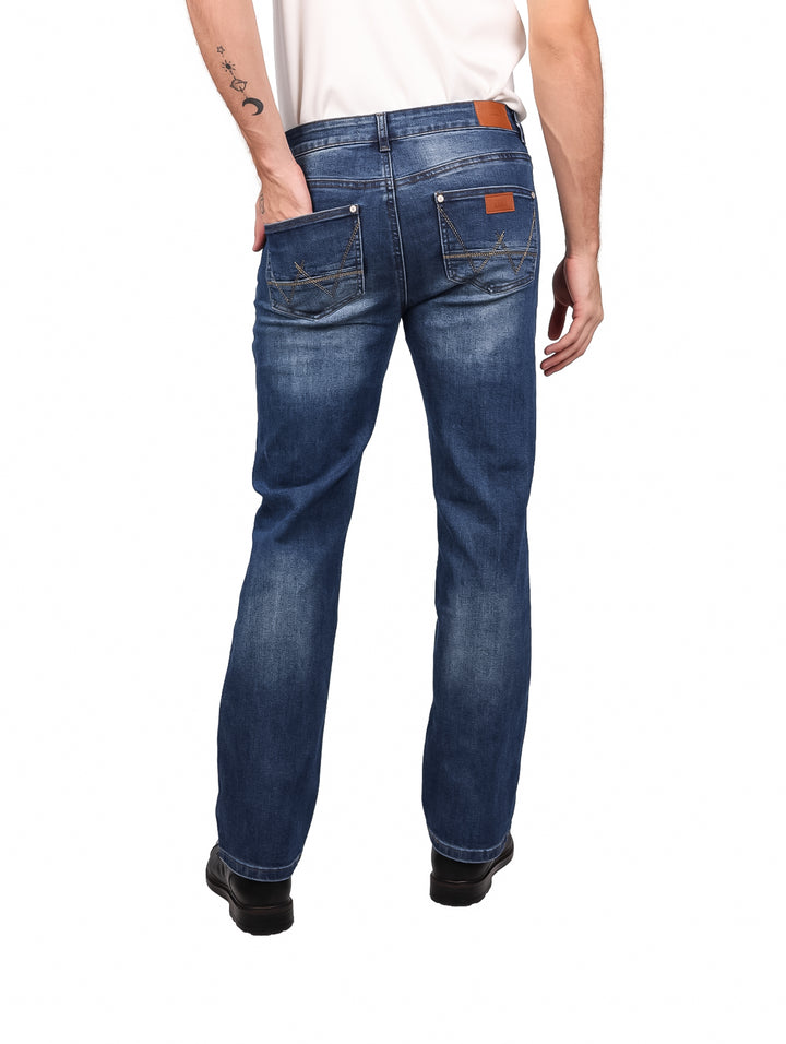 Hombre vistiendo pantalones jeans rectos en color azul indigo.