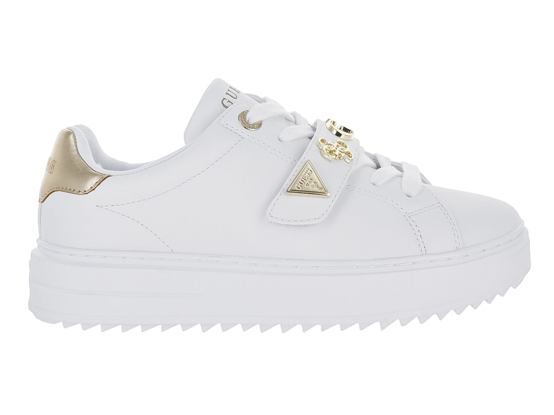 Tenis blancos de plataforma Guess con detalles en color platino y correa decorativa frontal.