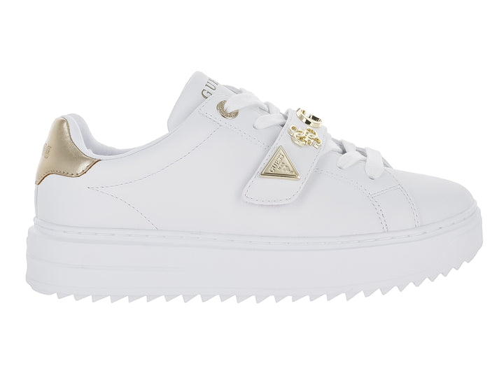 Tenis blancos de plataforma Guess con detalles en color platino y correa decorativa frontal.