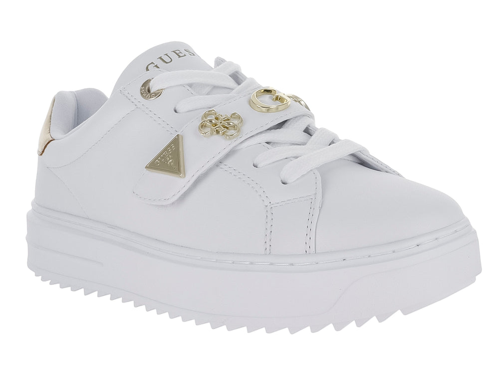 Tenis blancos de plataforma Guess con detalles en color platino y correa decorativa frontal.
