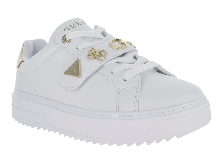 Tenis blancos de plataforma Guess con detalles en color platino y correa decorativa frontal.