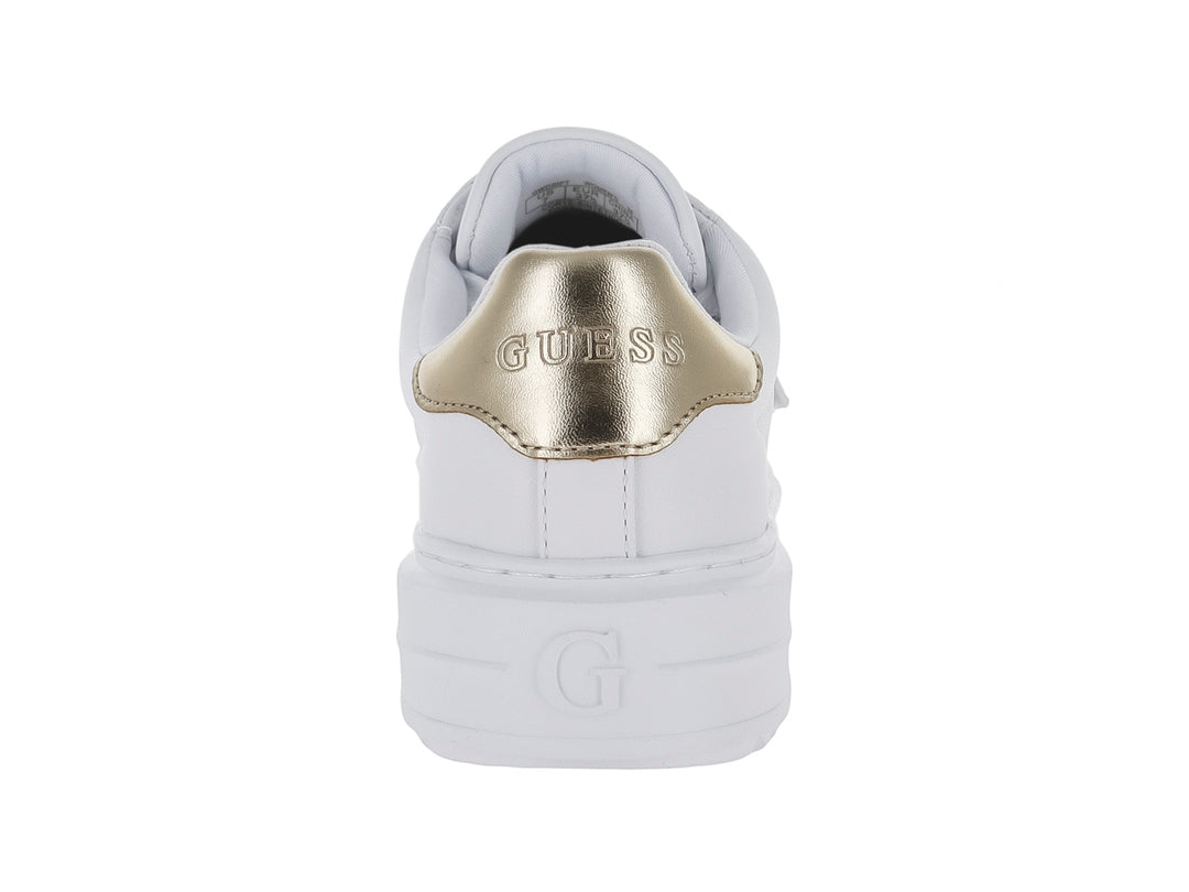 Tenis blancos de plataforma Guess con detalles en color platino y correa decorativa frontal.