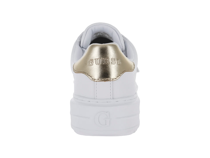 Tenis blancos de plataforma Guess con detalles en color platino y correa decorativa frontal.