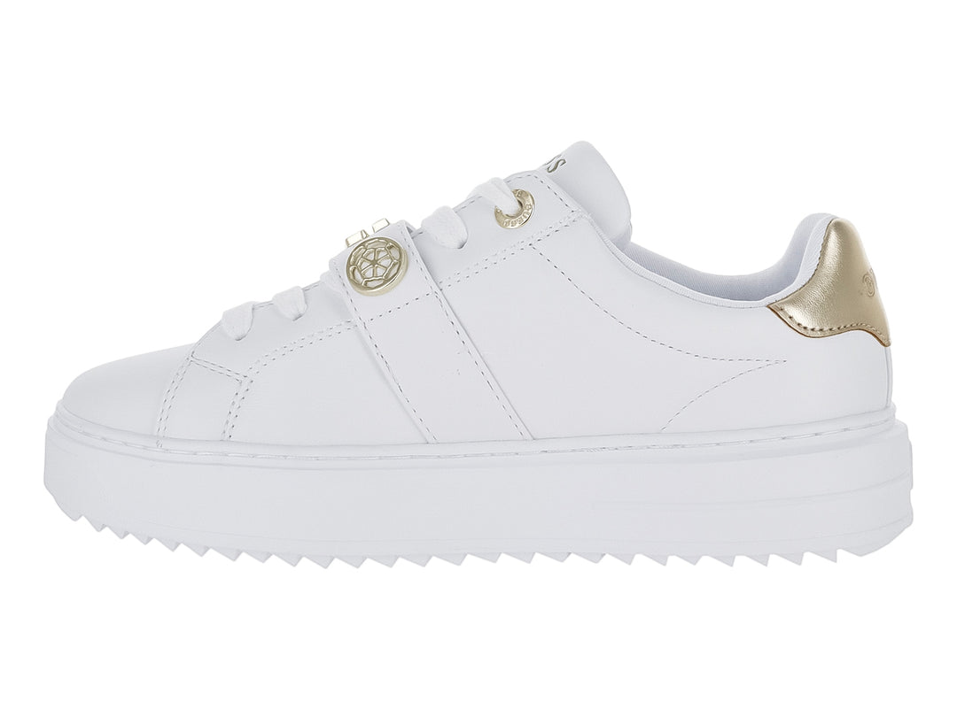 Tenis blancos de plataforma Guess con detalles en color platino y correa decorativa frontal.