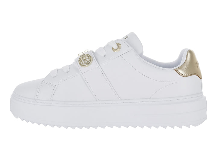 Tenis blancos de plataforma Guess con detalles en color platino y correa decorativa frontal.