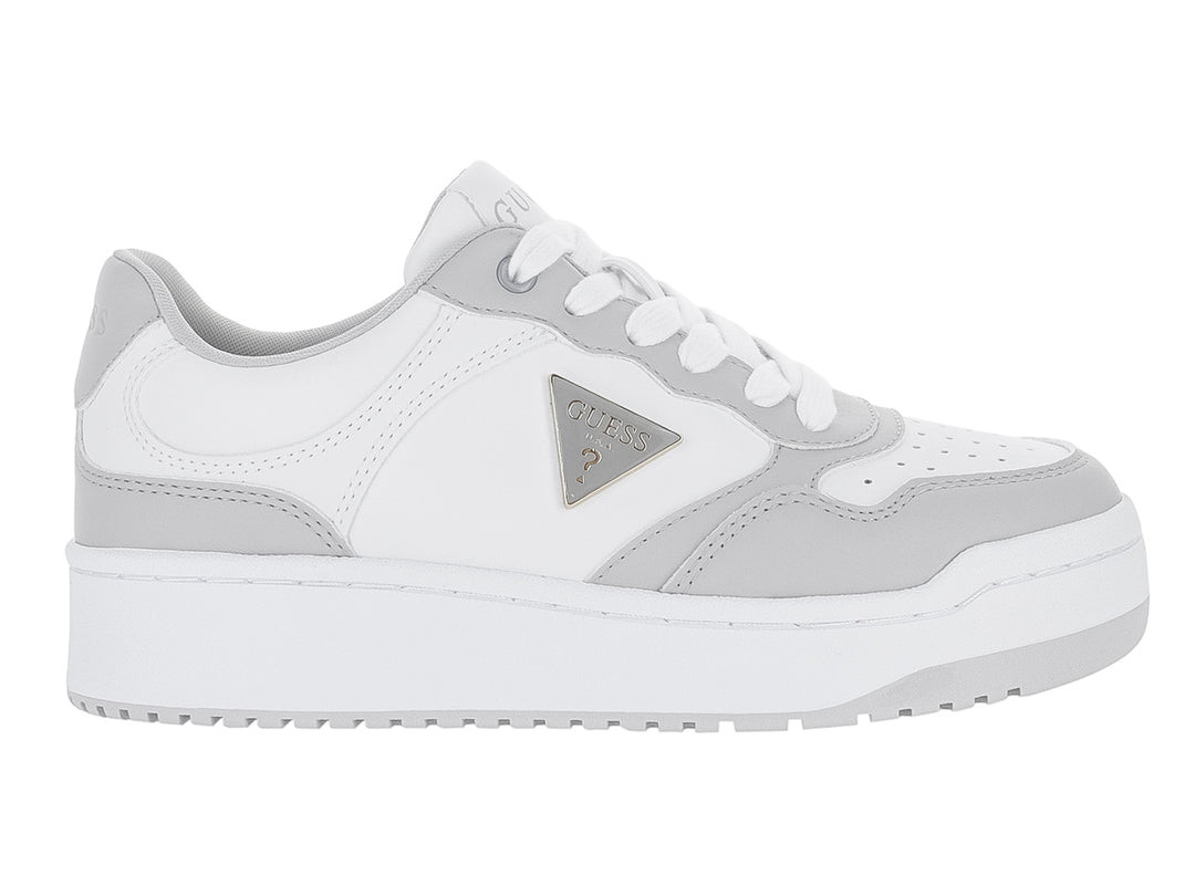 Tenis Guess blancos y grises con suela de plataforma y logotipo triangular en el lateral.
