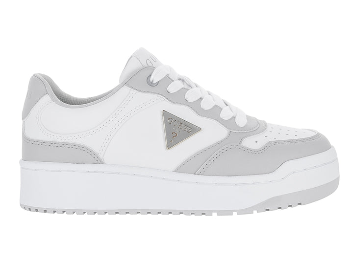 Tenis Guess blancos y grises con suela de plataforma y logotipo triangular en el lateral.