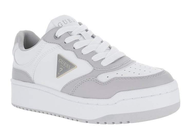 Tenis Guess blancos y grises con suela de plataforma y logotipo triangular en el lateral.