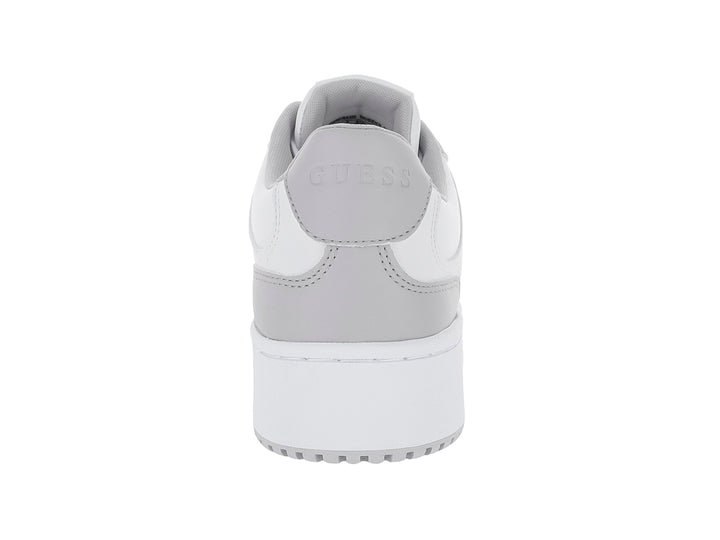 Tenis Guess blancos y grises con suela de plataforma y logotipo triangular en el lateral.