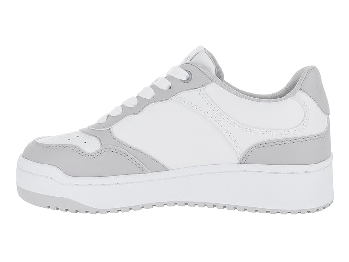 Tenis Guess blancos y grises con suela de plataforma y logotipo triangular en el lateral.