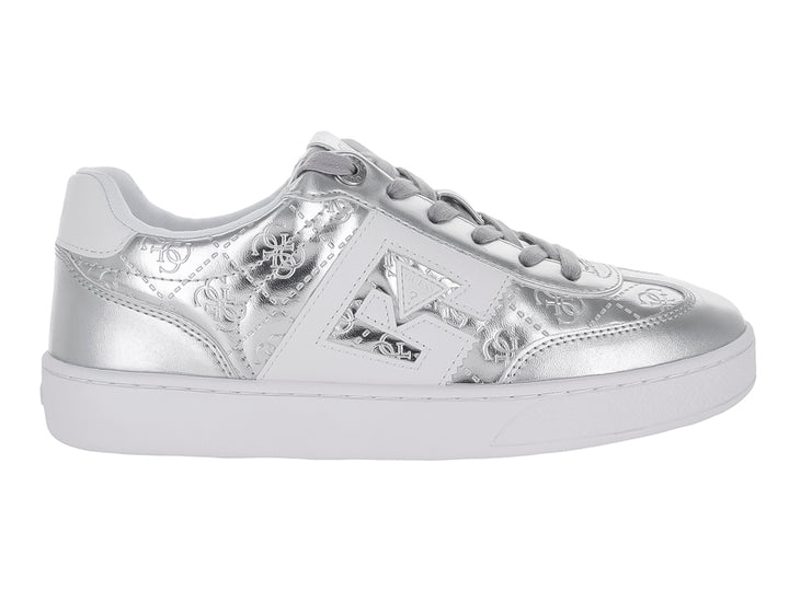 Tenis Guess color plata metálico con suela blanca y detalles grabados en el exterior.