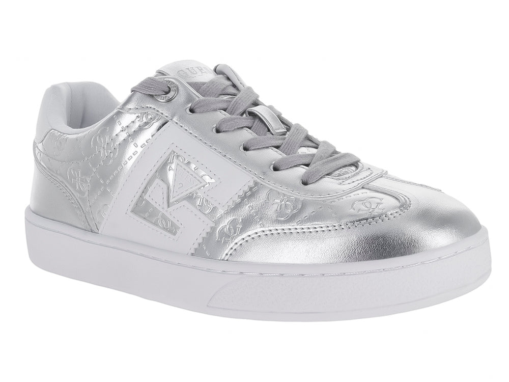 Tenis Guess color plata metálico con suela blanca y detalles grabados en el exterior.