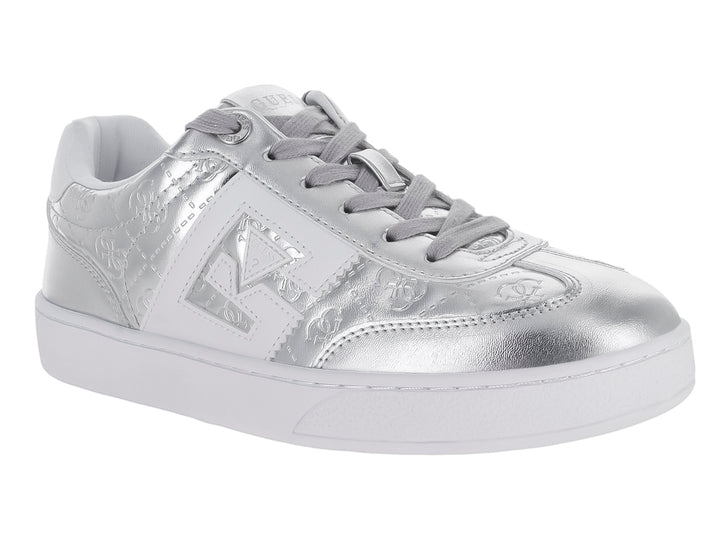 Tenis Guess color plata metálico con suela blanca y detalles grabados en el exterior.